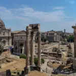 Tabularium, Vista panoramica del Foro Romano con il tempio di Saturno, le tre colonne del Tempio di Vespasiano, l'arco di Settimio Severo e la chiesa dei Santi Luca e Martina