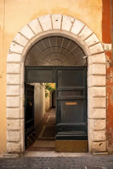Vicolo del Fico 6, portone d'ingresso